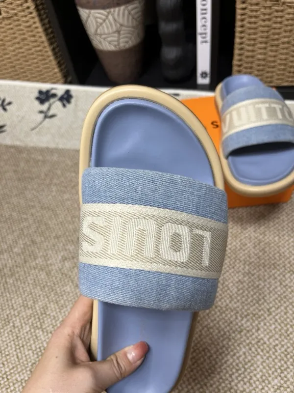 P320💰[New model] Long-term availability, 2025 new model, couple model [LOUlS VUlTTON] comes with drawer box, bag, card, invoice "Louis Vuitton ~ unique modern sandals. 》LV counter purchasing 🏃Men's and women's casual slippers, sold at the same time at the counter, the original old flower material upper is soft and comfortable, (refuses to discolor and rub the feet) sole: original factory special combination original sole, code number: 35--46 4 multiple colors 🉑️ to choose from